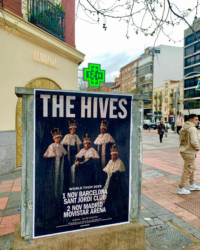 Promocionamos en la calle los conciertos de The Hives con la pegada de carteles para su "World Tour 2025"