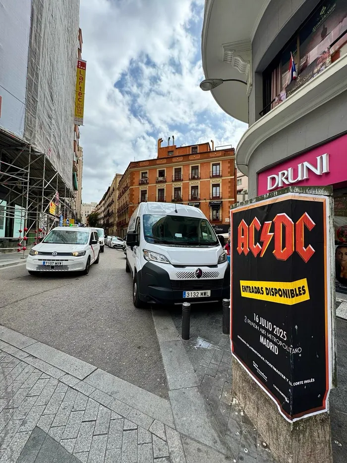 Así fue nuestra pegada de carteles para AC/DC en Madrid con el "Power Up Tour 2025"