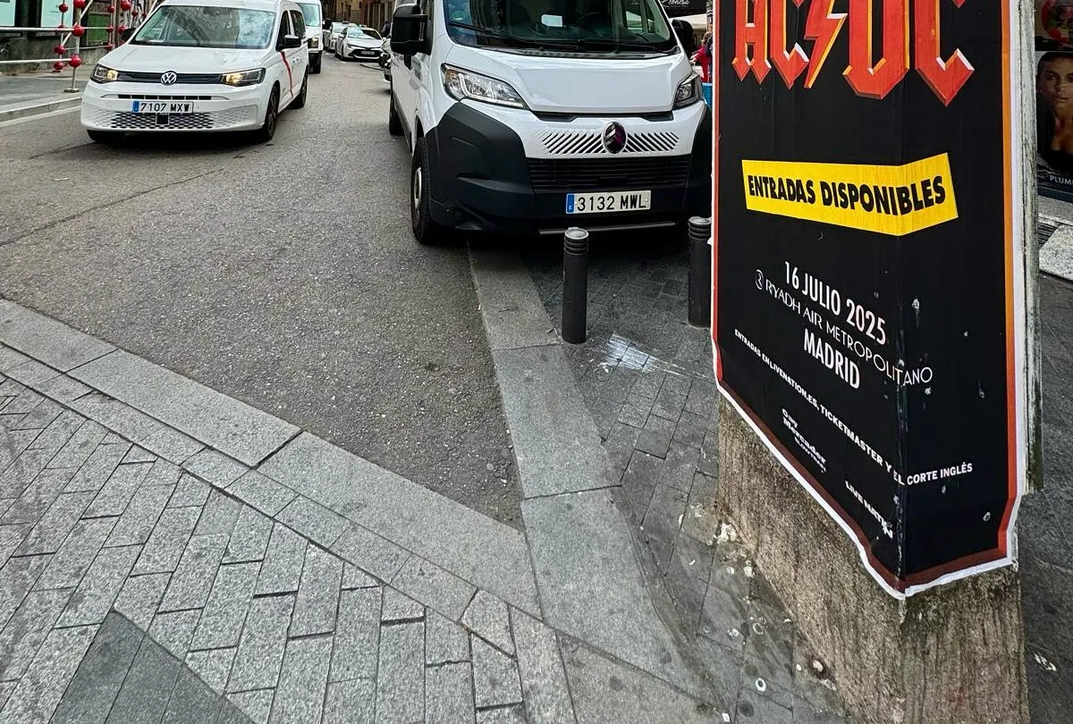 Así fue nuestra pegada de carteles para AC/DC en Madrid con el "Power Up Tour 2025"