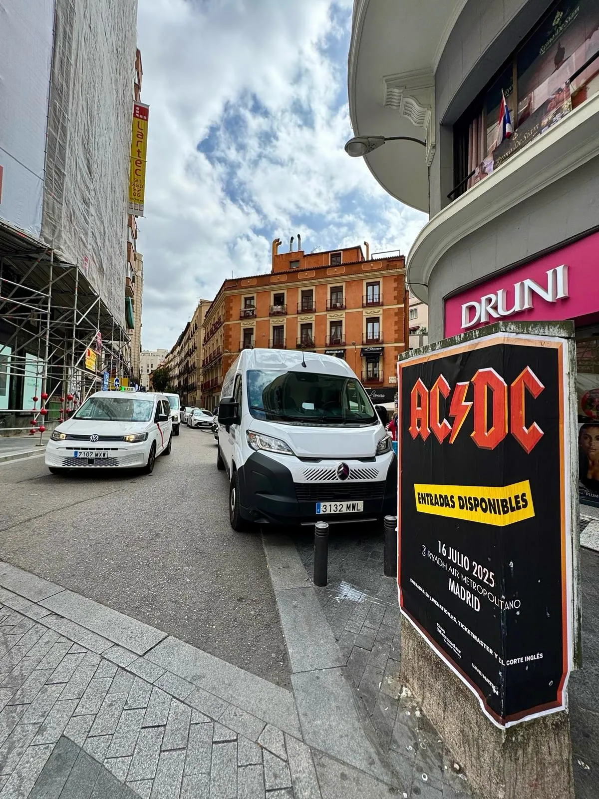 Así fue nuestra pegada de carteles para AC/DC en Madrid con el "Power Up Tour 2025"