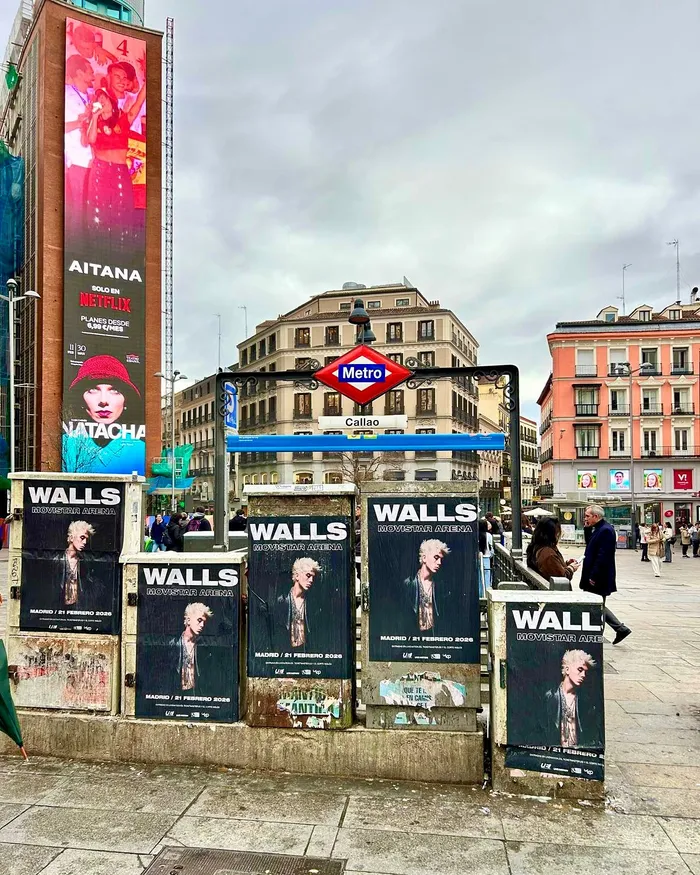 Abbiamo conquistato il centro di Madrid con l'affissione di manifesti per "Walls en el Movistar Arena"