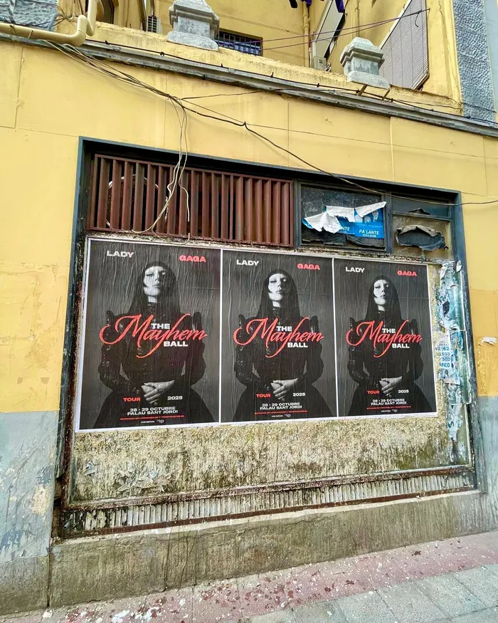 Así anunciamos a Lady Gaga en Barcelona con la pegada de carteles para "The Mayhem Ball Tour 2025"