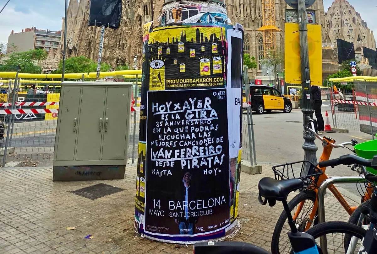 Pegada de carteles en Barcelona para la gira "Hoy x ayer" de Iván Ferreiro