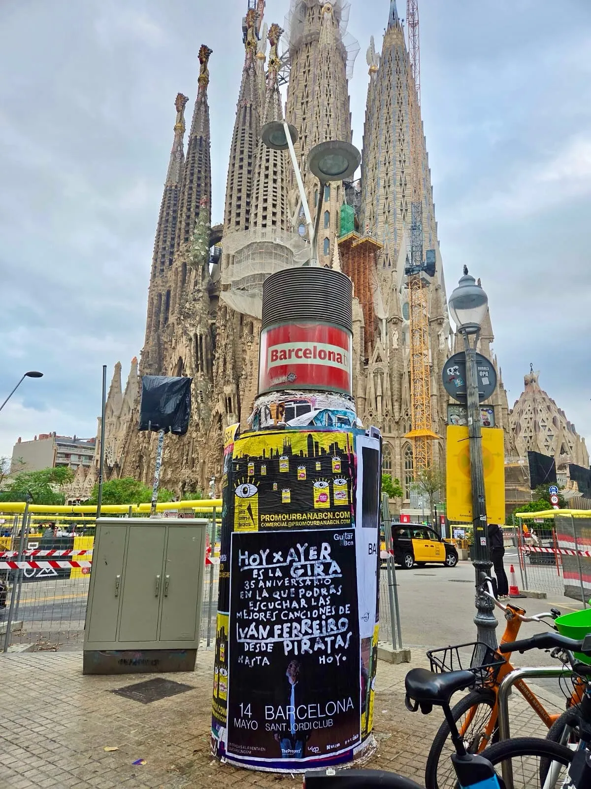 Pegada de carteles en Barcelona para la gira "Hoy x ayer" de Iván Ferreiro