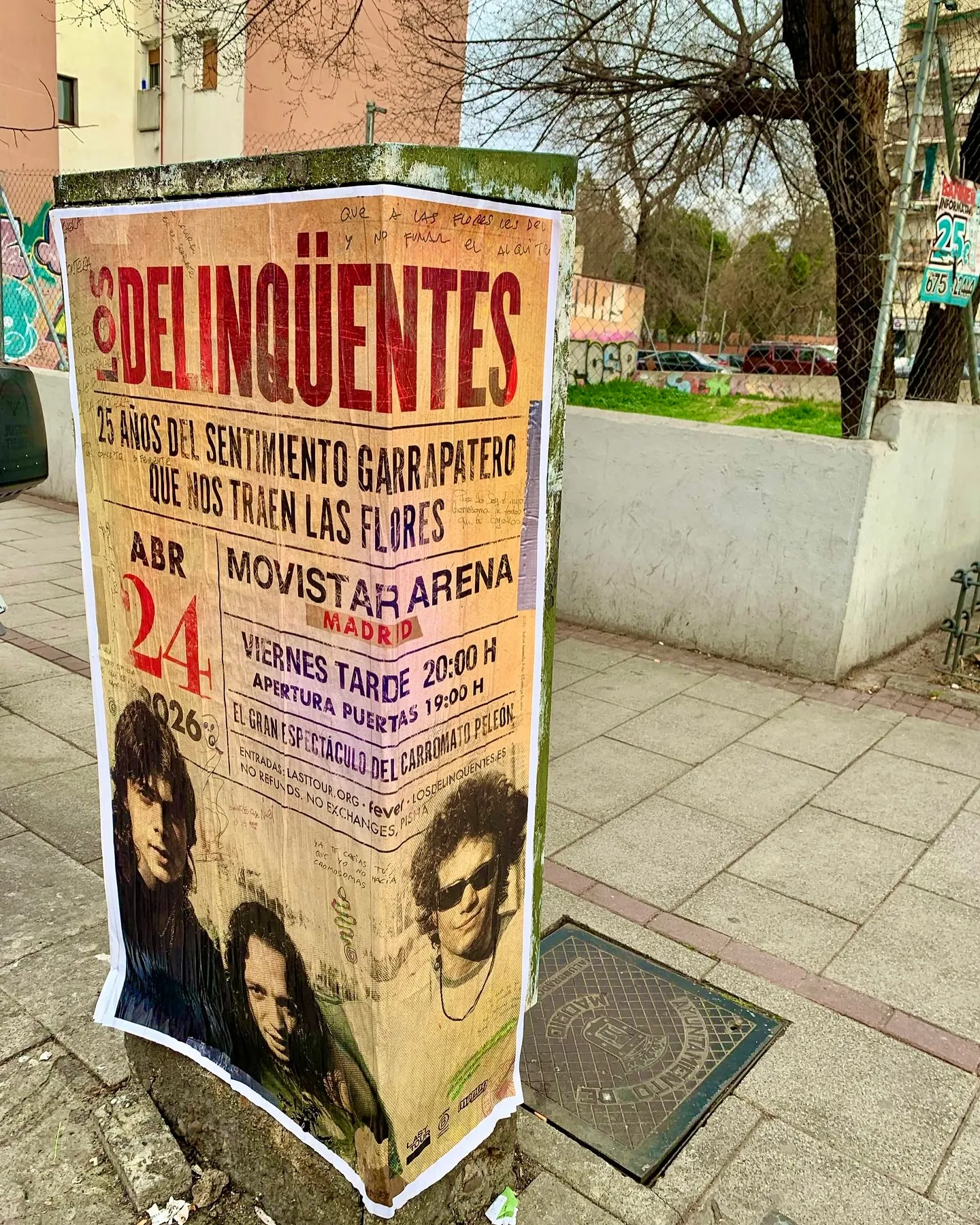 Carteles en Madrid para los 25 años de "El sentimiento garrapatero que nos traen las flores" de Los Delinqüentes