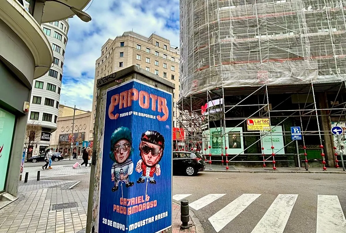 Così è stata l'affissione di manifesti per annunciare l'EP "PAPOTA" di Ca7riel y Paco Amoroso
