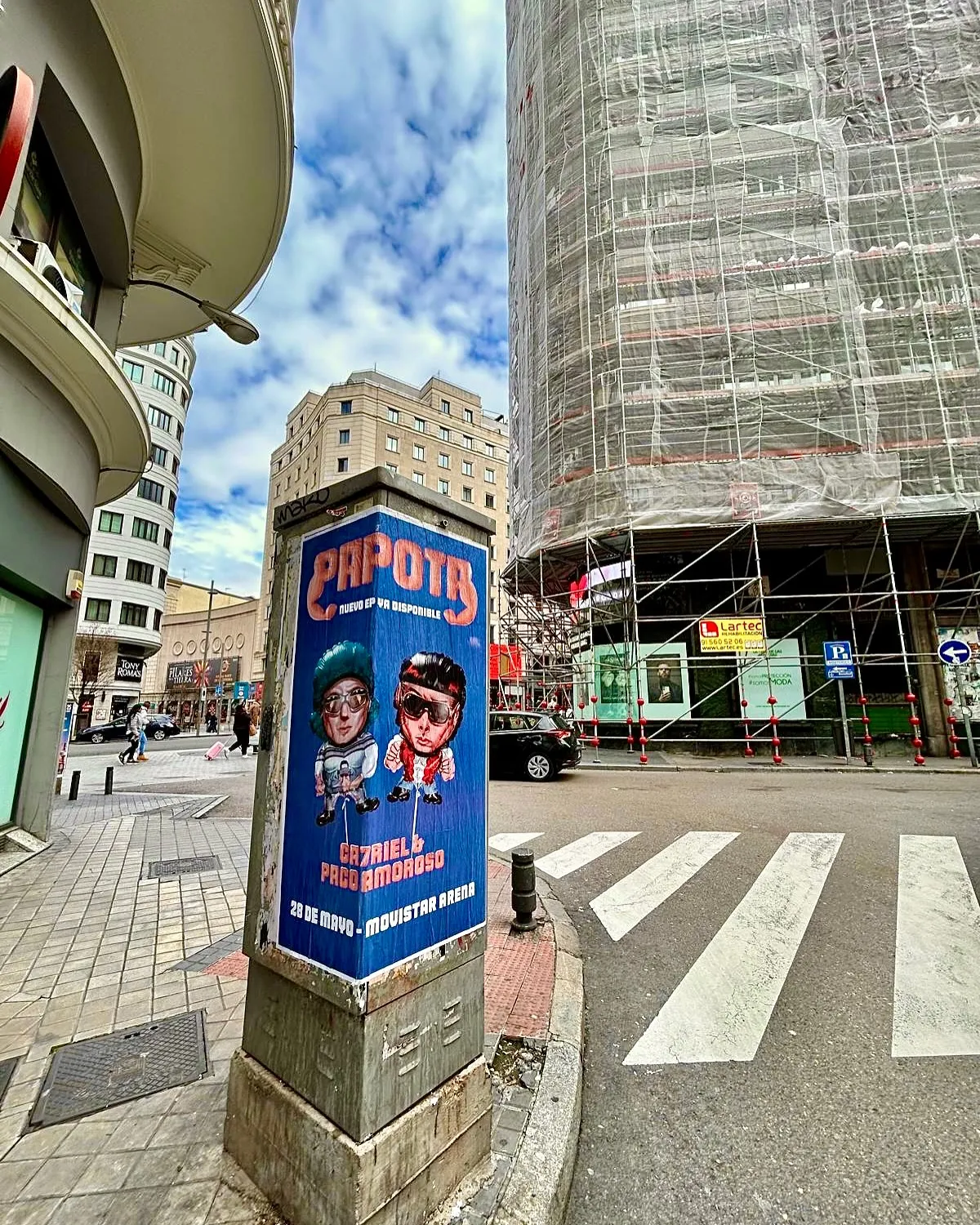 Così è stata l'affissione di manifesti per annunciare l'EP "PAPOTA" di Ca7riel y Paco Amoroso