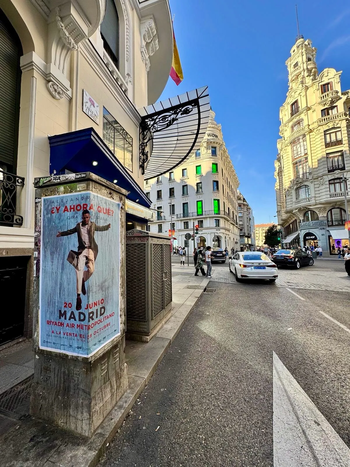 Así fue la pegada de carteles para la gira "¿Y Ahora Qué?" de Alejandro Sanz en Madrid