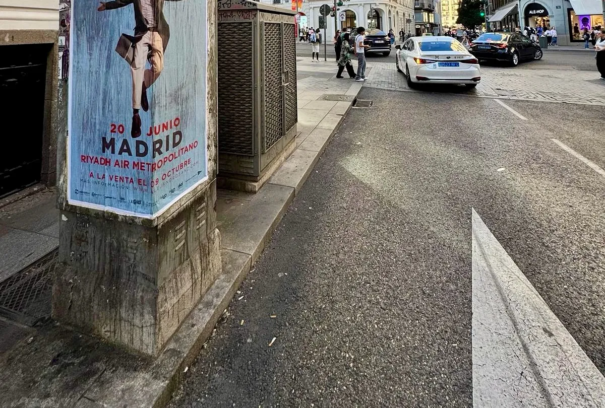 Así fue la pegada de carteles para la gira "¿Y Ahora Qué?" de Alejandro Sanz en Madrid