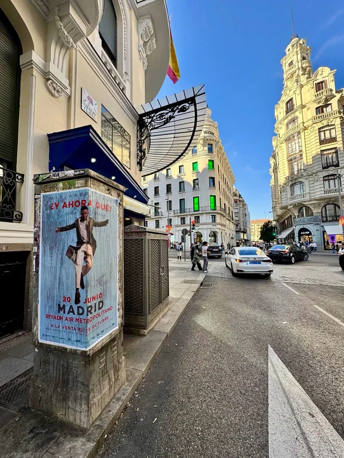 Así fue la pegada de carteles para la gira "¿Y Ahora Qué?" de Alejandro Sanz en Madrid