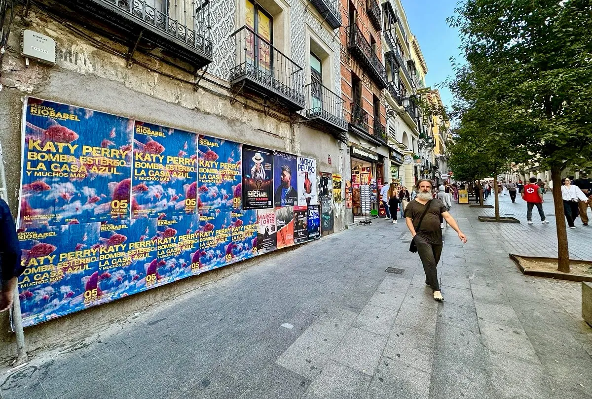 Pegada de carteles en Madrid para anunciar "Río Babel 2026" con Katty Perry
