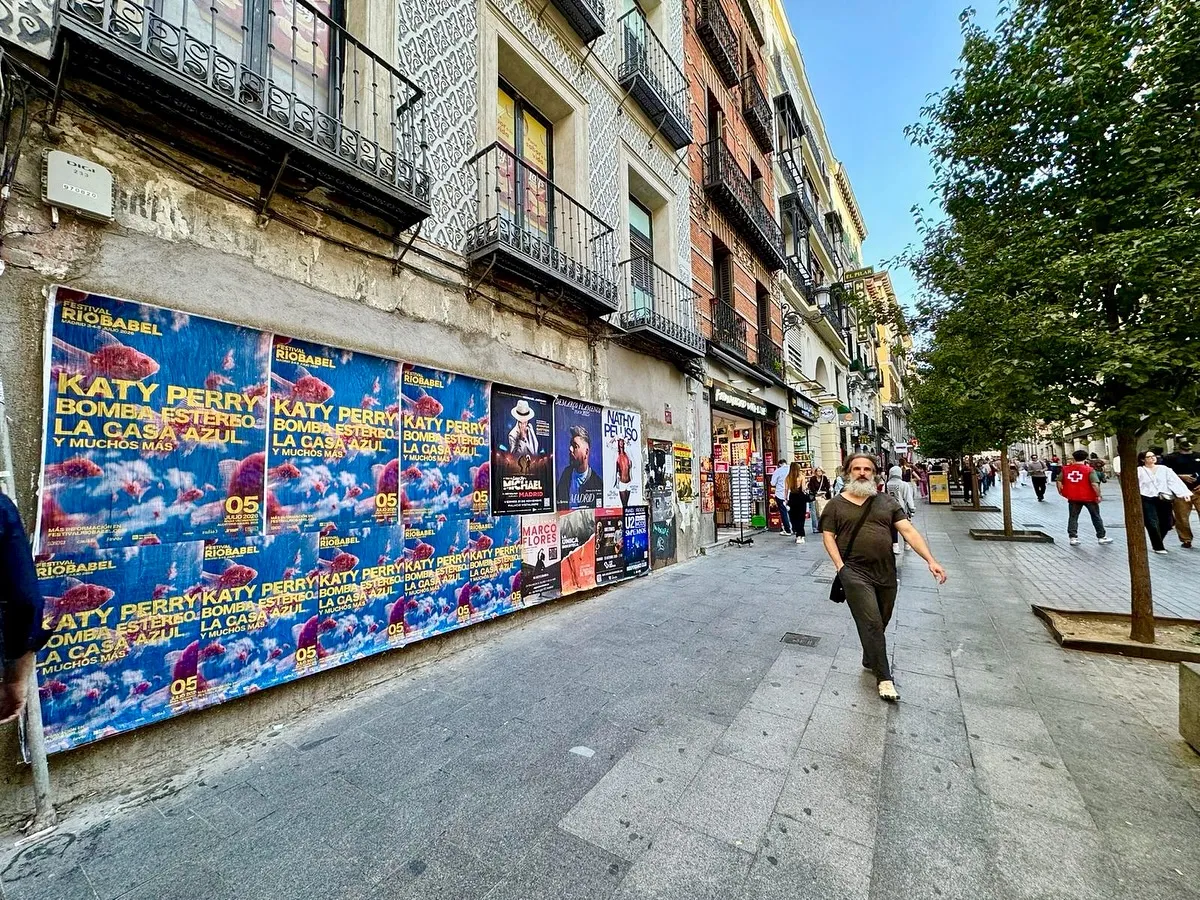 Pegada de carteles en Madrid para anunciar "Río Babel 2026" con Katty Perry