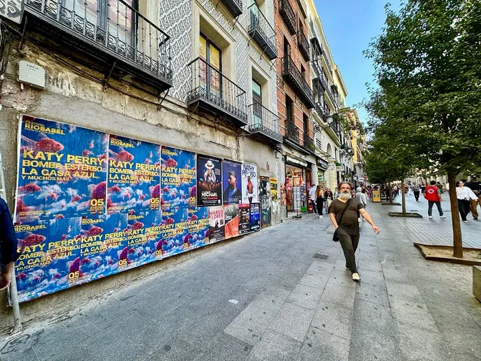 Pegada de carteles en Madrid para anunciar "Río Babel 2026" con Katty Perry