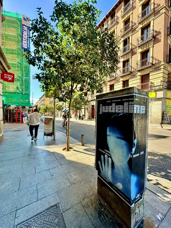 Pegada de carteles en Madrid para el "Bodhiria Tour" de Judeline en el Movistar Arena