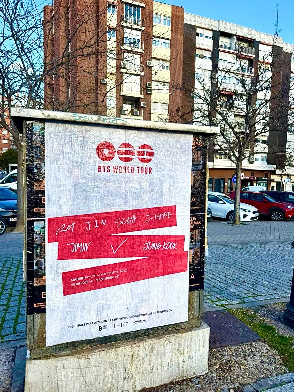 Cómo llevamos la pegada de carteles del "BTS World Tour" a las calles de Madrid