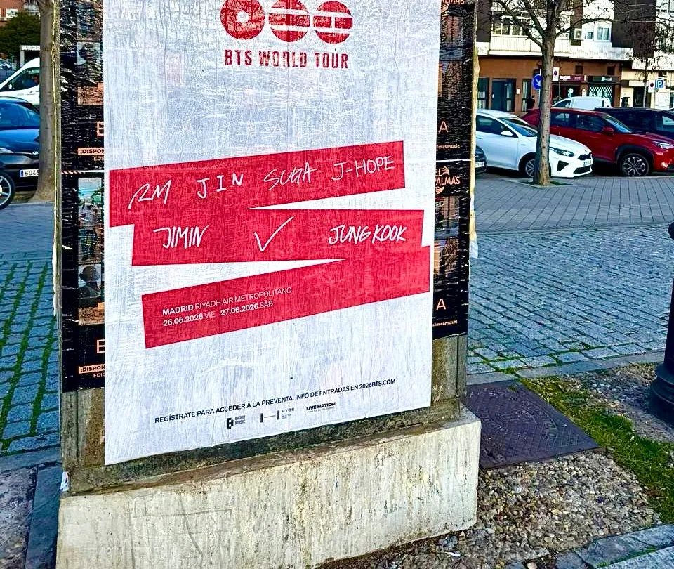Cómo llevamos la pegada de carteles del "BTS World Tour" a las calles de Madrid