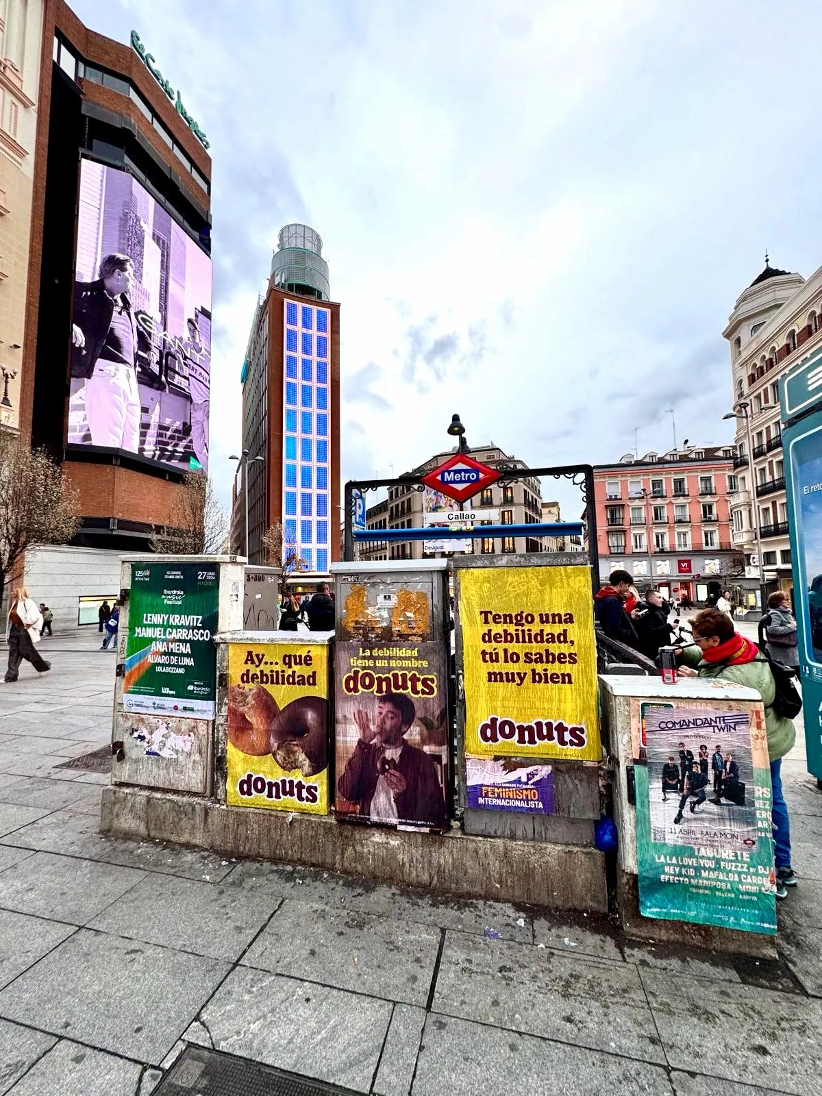 Pegada de carteles para Donuts en Madrid y Barcelona: tentaciones que no se piensan