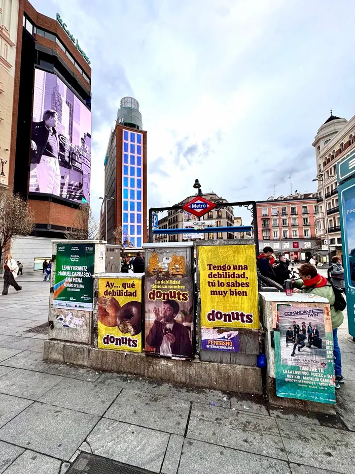 Pegada de carteles para Donuts en Madrid y Barcelona: tentaciones que no se piensan