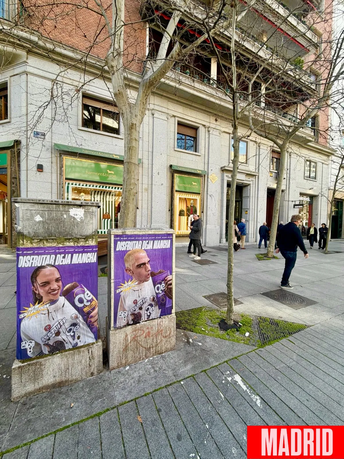 Pegada de carteles en Madrid para "Disfrutar deja mancha", la colaboración de Qé y Ssstufff