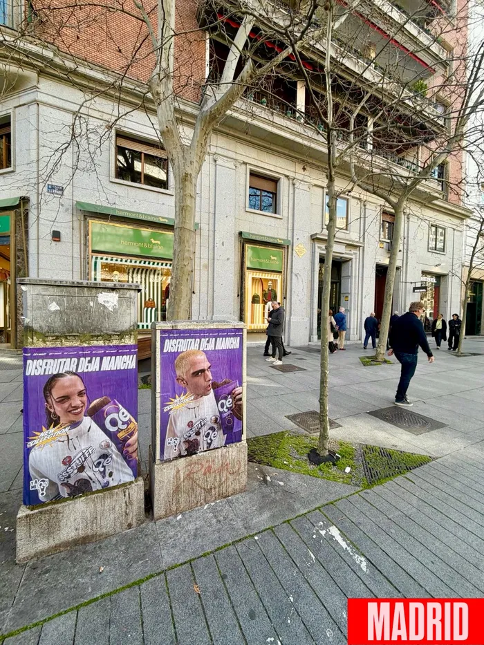 Pegada de carteles en Madrid para "Disfrutar deja mancha", la colaboración de Qé y Ssstufff