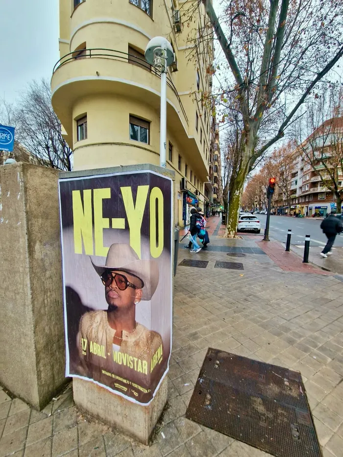 Pegada de carteles en Madrid para anunciar el concierto de NE-YO en el Movistar Arena