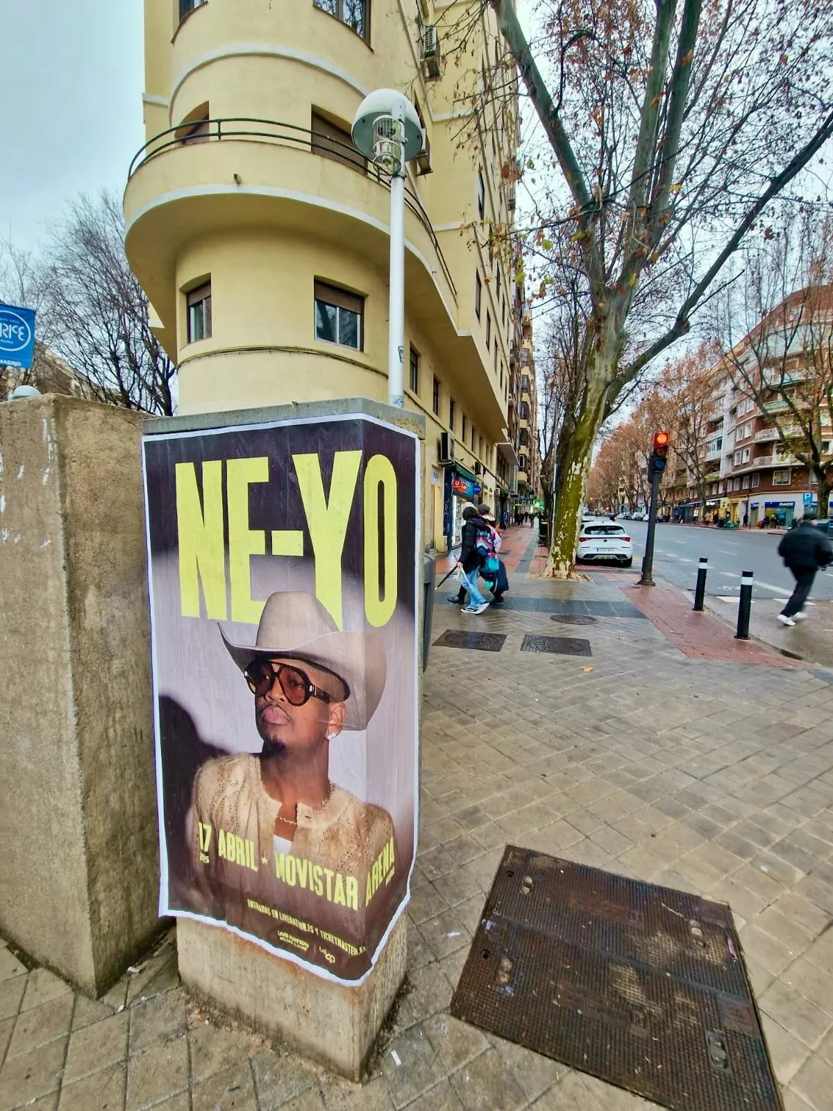 Pegada de carteles en Madrid para anunciar el concierto de NE-YO en el Movistar Arena