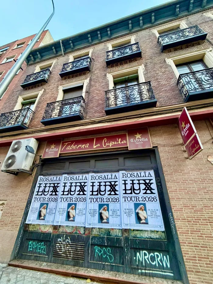 Dominamos las calles de Madrid y Barcelona con la campaña de Rosalía y su "LUX TOUR 2026"