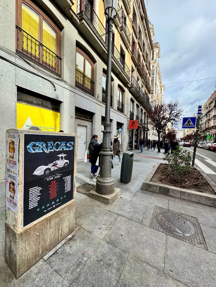 Pegada de carteles para la gira "Agenda Propia Tour 2026" del disco "Escrito en la M-30" de Grecas