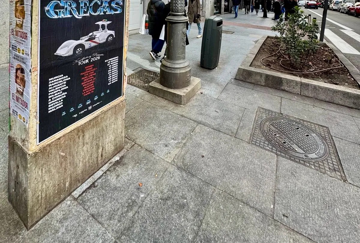 Pegada de carteles para la gira "Agenda Propia Tour 2026" del disco "Escrito en la M-30" de Grecas
