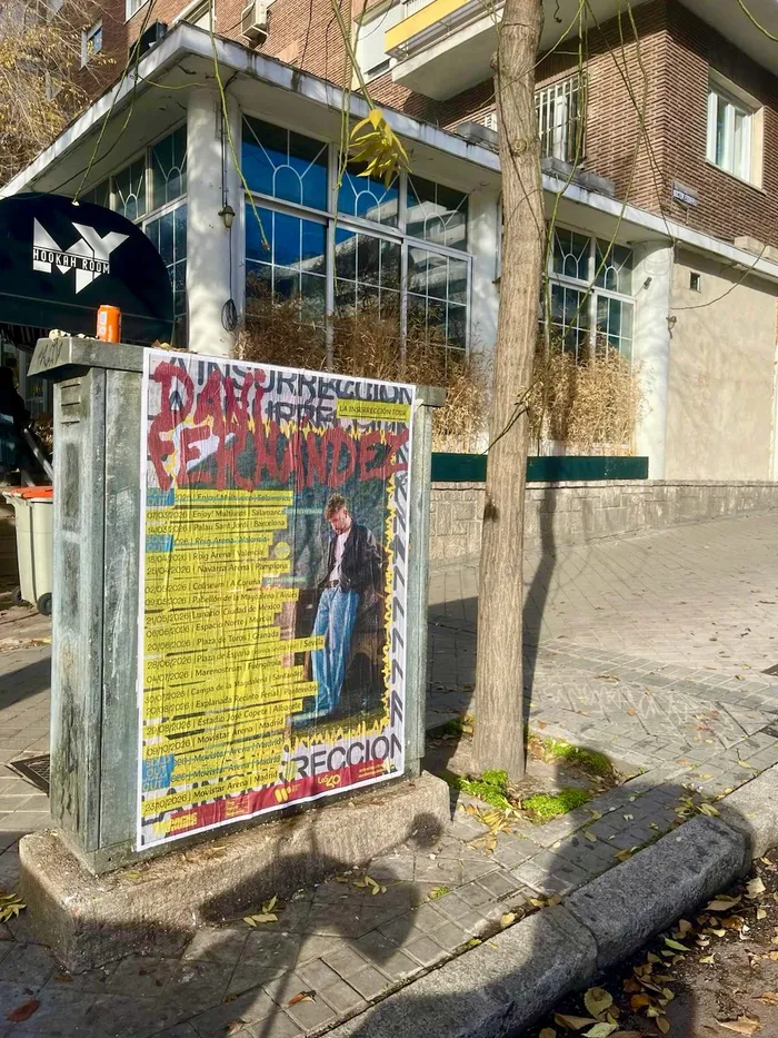Pegada de carteles para "La Insurrección Tour 2026" de Dani Fernández en Madrid y Barcelona