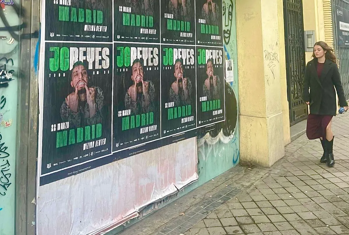 Così abbiamo riempito Madrid di manifesti per il "Tour KM 33" di JC Reyes al Movistar Arena