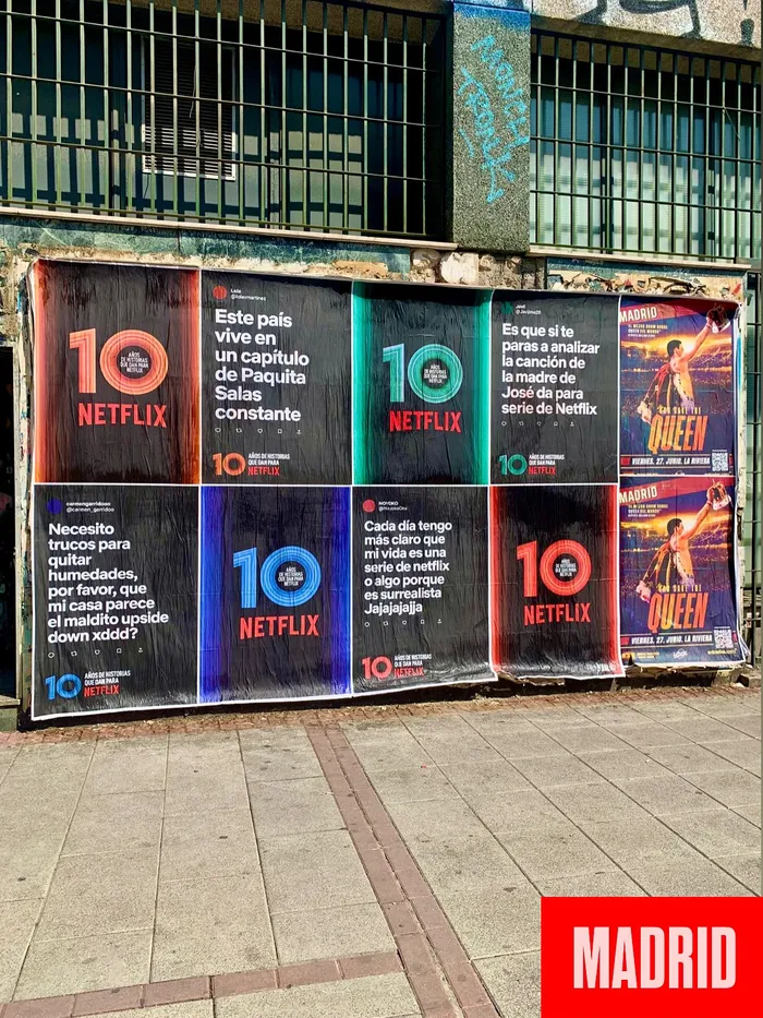 Así celebramos los 10 años de Netflix con una pegada de carteles en Madrid, Barcelona, Valencia y Málaga