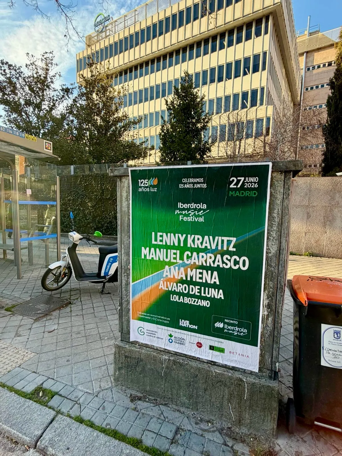 Así fue la pegada de carteles del "Iberdrola Music Festival" junto a una parada de autobús en Madrid