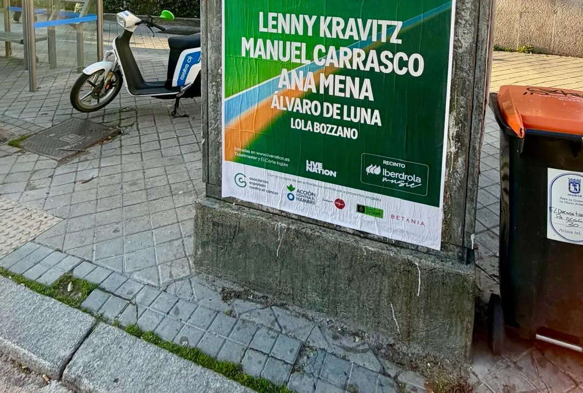 Así fue la pegada de carteles del "Iberdrola Music Festival" junto a una parada de autobús en Madrid