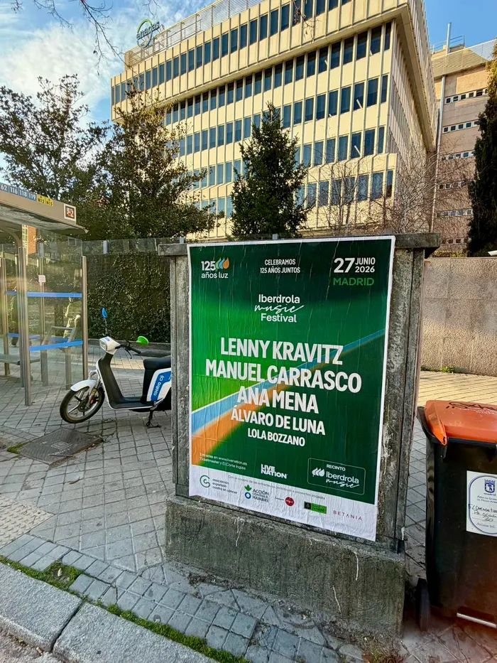 Así fue la pegada de carteles del "Iberdrola Music Festival" junto a una parada de autobús en Madrid