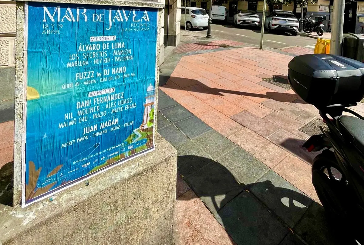 Así llenamos Jávea de ritmo con la pegada de carteles del "Festival Mar de Jávea"