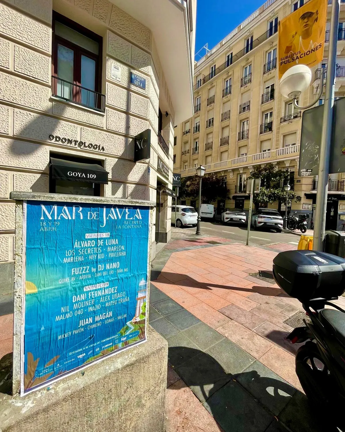 Así llenamos Jávea de ritmo con la pegada de carteles del "Festival Mar de Jávea"