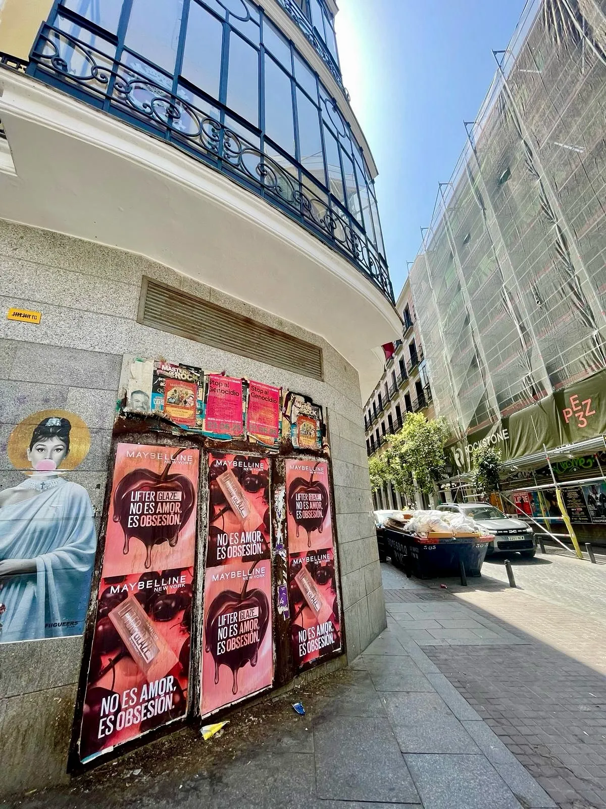 Cómo destacamos a Maybelline en Madrid y Barcelona con la campaña "No es amor... es obsesión"
