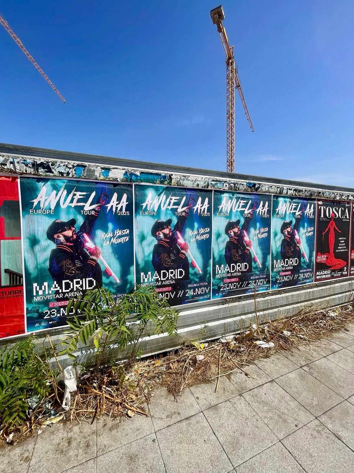Pegada de carteles en Madrid para la gira "Europe Tour 2025" de Anuel AA