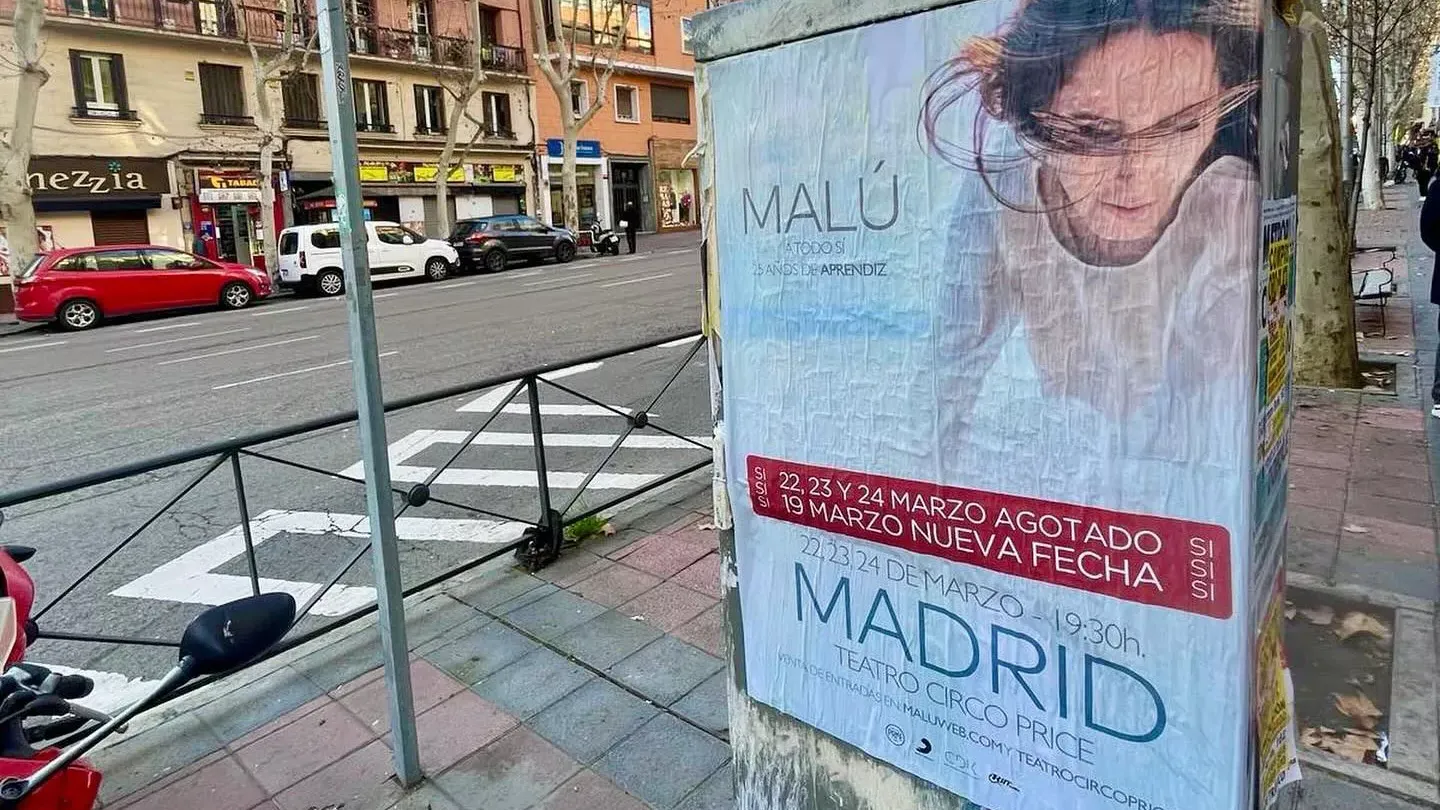 Carteles de Malú en Madrid anunciando sus próximos conciertos