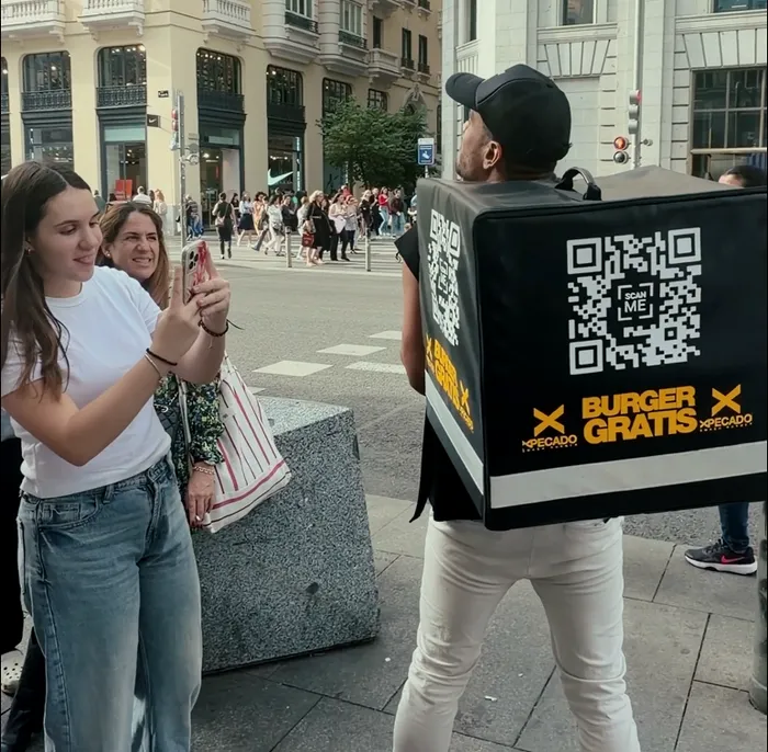 Animatore con zaino da delivery per azione speciale di marketing con codice QR